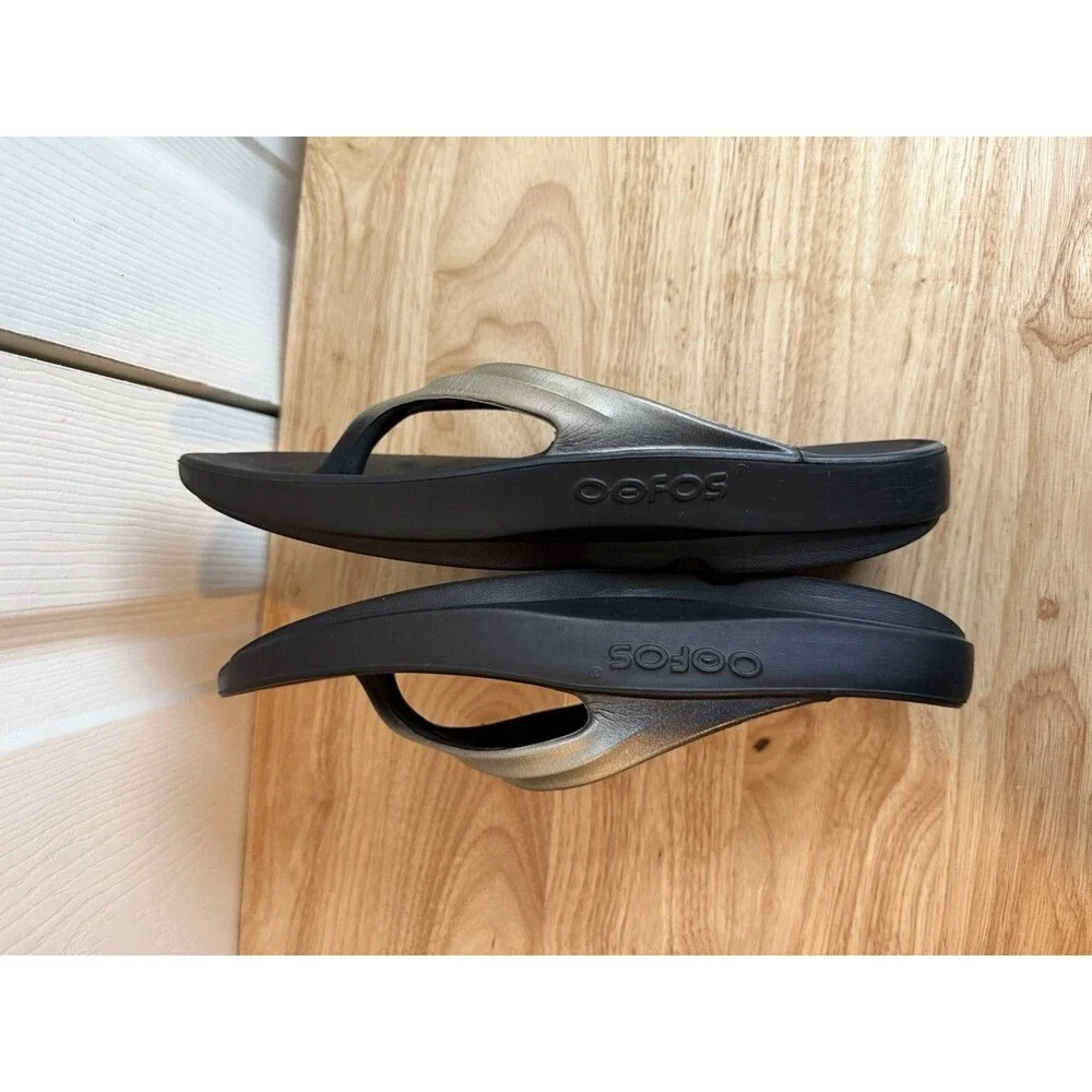 Oofos OOlala Recovery Sandals Black Metallic Champagne Gold Flip Flops Womens 8